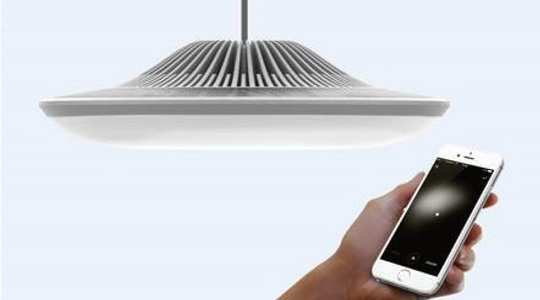 smarte Design Leuchte und Hand mit Smartphone