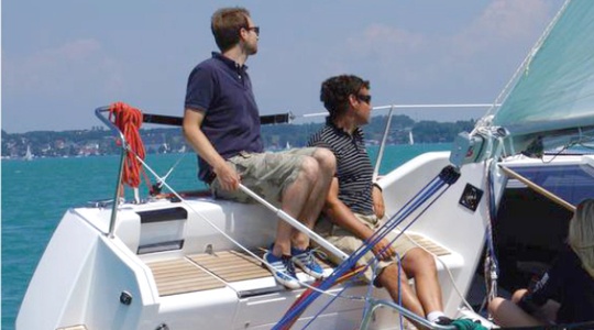Zwei Männer auf einem Boot mit Aquamot Motor. 