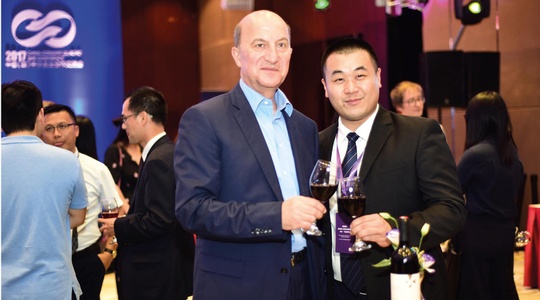 Michael Höferer und der chinesische Unternehmer Wu Kedong stoßen mit Deutschkreutzer Rotwein an.