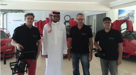  Andreas Breitschädel mit seinem Team bei Scheich Mohammed Khalid Abdul Rahim in einem Raum mit Sportwagen