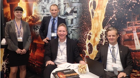 Gruppenbild am Messestand