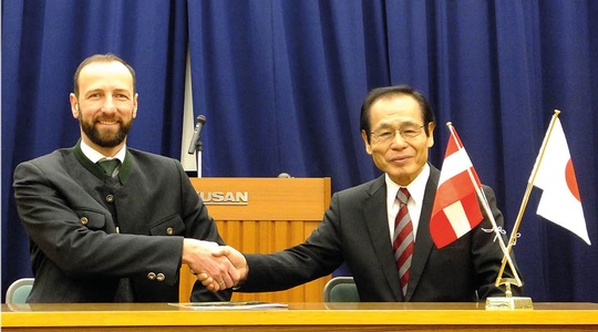 Handshake zwischen Thomas Pusch von MM Forsttechnik und japanischem Partner