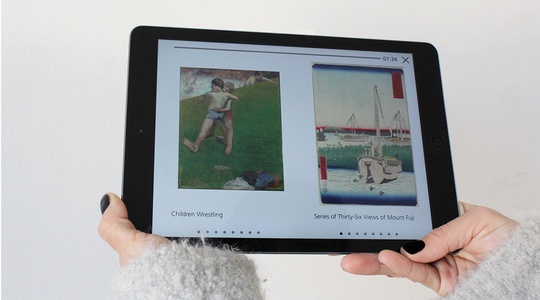 Tablet mit geöffnetem multimedialen Ausstellungsguide