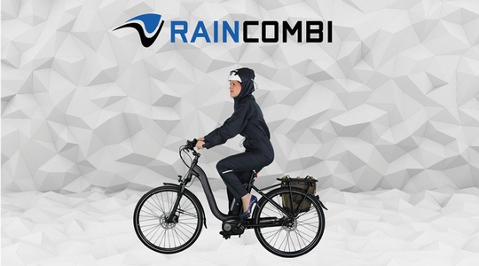 Frau am Fahrrad die den Raincombi Regenoverall trägt