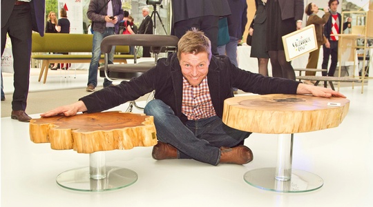 Raimund Sandhoff mit zwei seiner Holzmöbel