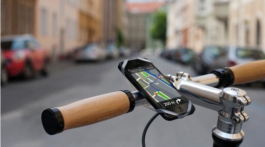 Smartphone mit geöffneter BikeCityGuide App ist mit einer Halterung am Fahrradlenker befestigt ist