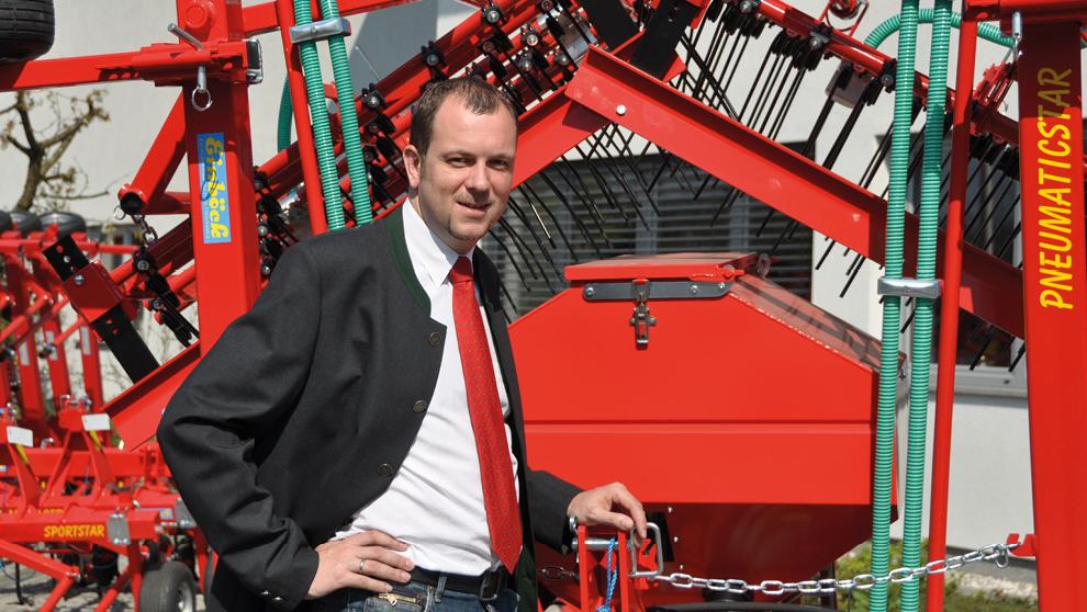 Vertriebsleitung / CMO Martin Wagner vor einer landwirtschaftlichen Maschine
