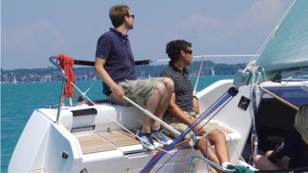 Zwei Männer auf einem Boot mit Aquamot Motor. 