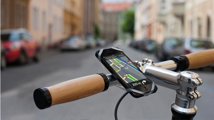 Smartphone mit geöffneter BikeCityGuide App ist mit einer Halterung am Fahrradlenker befestigt ist